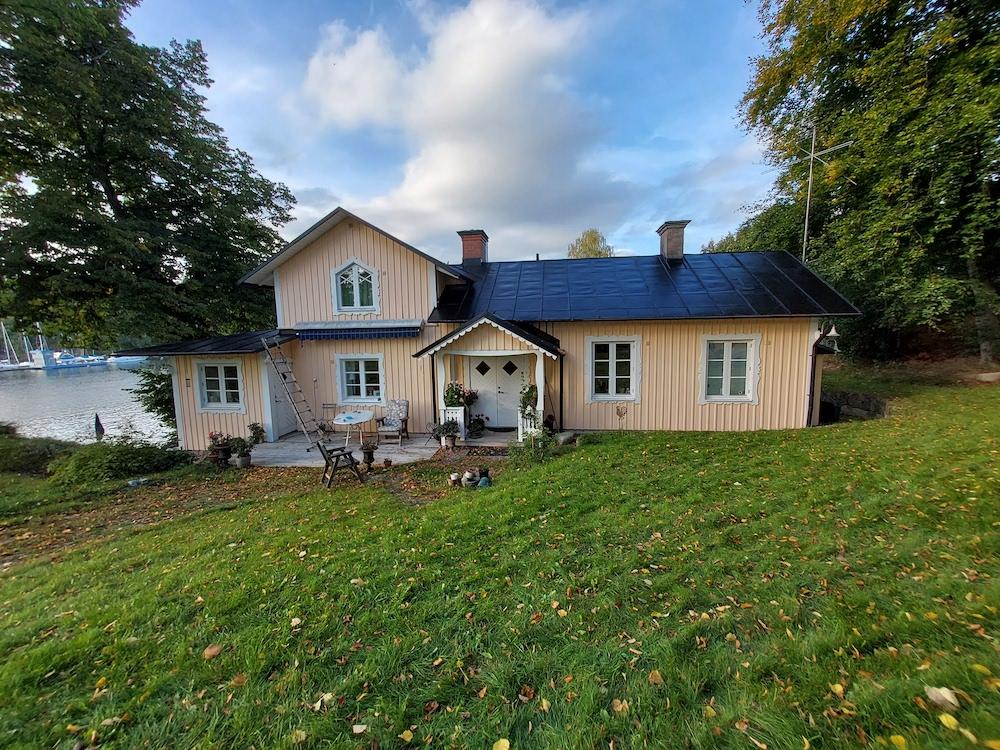 Nymålat plåttak med svart plåtfärg