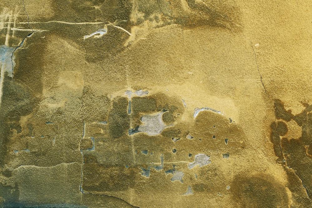 Putsad fasad med sprickor