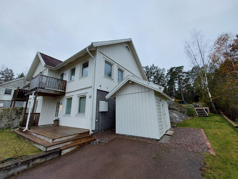 Här tvättas en vit träfasad